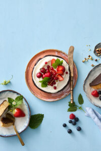 Røde bær & flødeskum