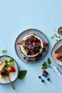 Marcipan, flødeskum & bær